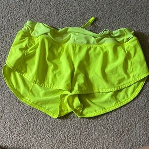 Lululemmon size 8, highlight yellow, low rise, speed up, 2.5 inch